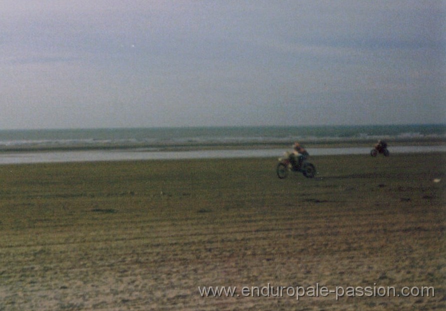 plage avec 2 pilotes.jpg